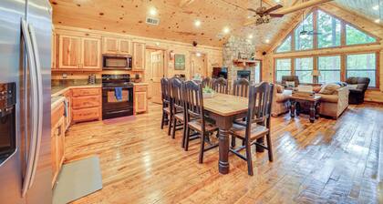 Cabin w/ Hot Tub & Wraparound Deck in Broken Bow!