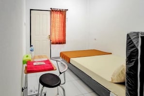 Room - Shekinah Homestay & Cafe Waikabubak RedPartner (Waikabubak City)