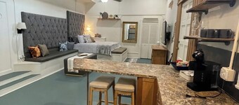 The Nook at Main Street Suites: Cozy studio apt in downtown Van Buren, AR