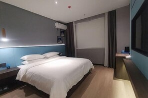 A hotel room with a bed, bedside table, and a TV. - Aste Meitu Hotel (Cultural Plaza Branch) (Yulin)