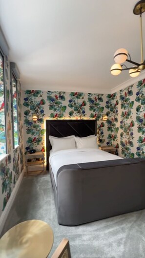 1 Schlafzimmer, Schreibtisch, Bügeleisen/Bügelbrett, Reisekinderbett