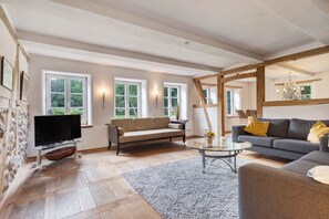 Fernseher, Kamin, Tischtennisplatte