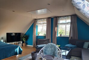 Tabla de planchar con plancha, wifi gratis y ropa de cama