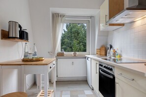 Jääkaappi, uuni, liesi, astianpesukone