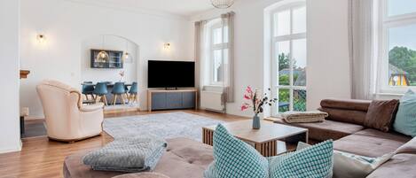 TV, fireplace