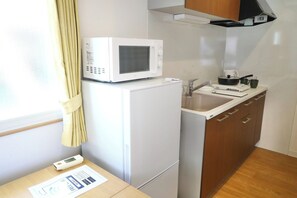 Fridge, microwave, stovetop, cookware/dishes/utensils