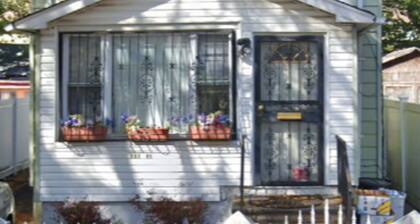 Quaint private room in charming queens