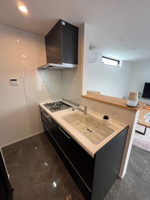 Kühlschrank, Mikrowelle, Herdplatte, Kochgeschirr/Geschirr/Besteck