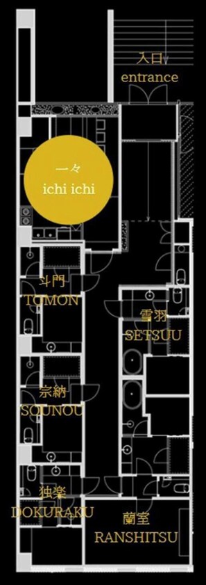Un plan d’étage d’un hôtel indiquant les différentes pièces, notamment une cuisine, un coin repas et plusieurs chambres.