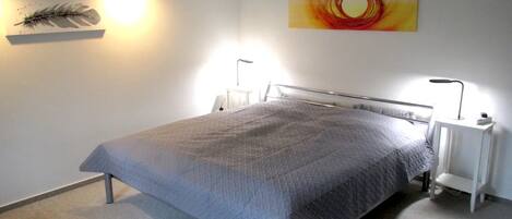 1 slaapkamer, een strijkplank/strijkijzer, gratis wifi, beddengoed