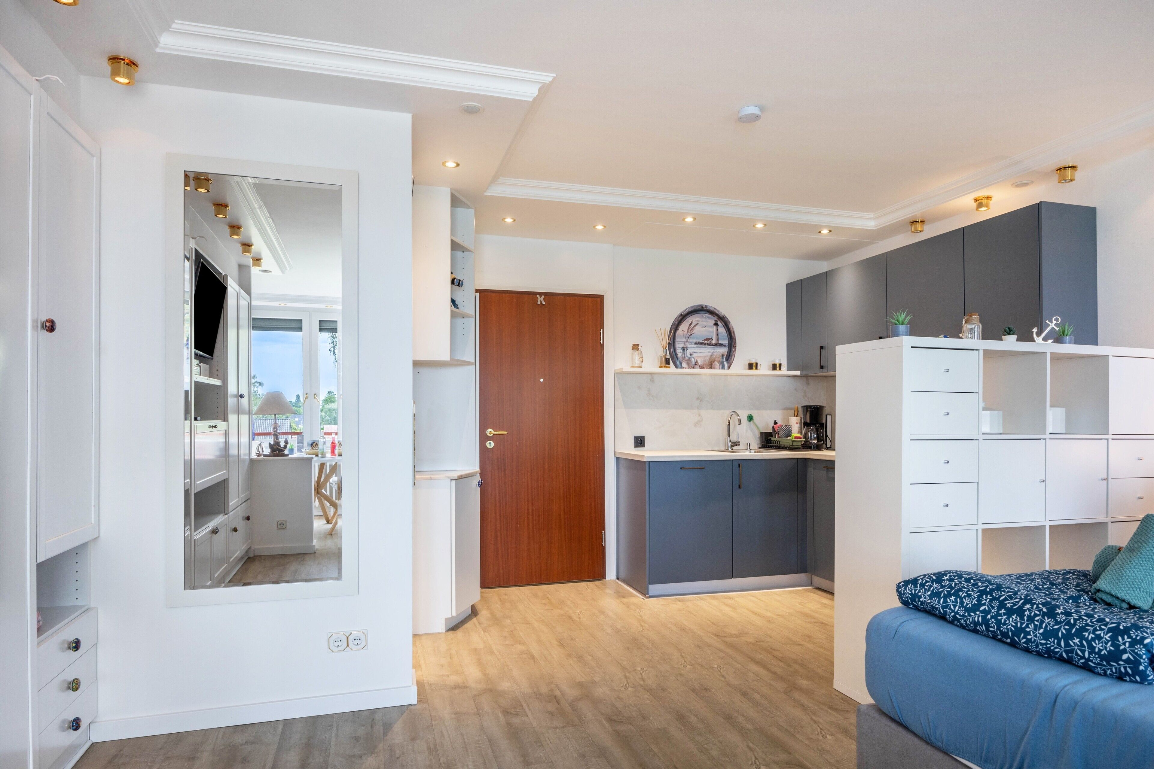 Ein modernes Interieur mit Küchenzeile, Essbereich und einer Sitzecke mit Sofa.