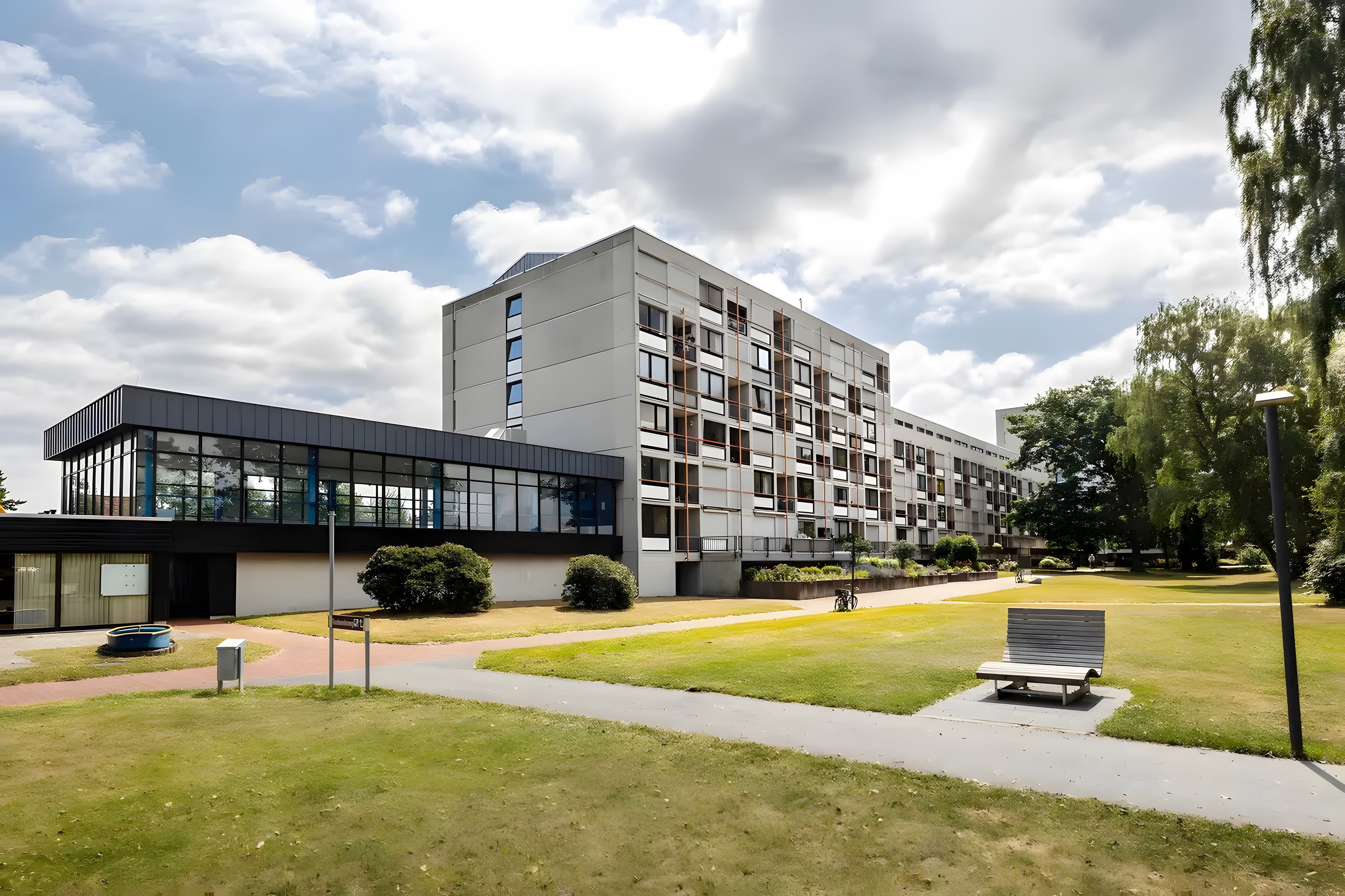 Een modern, meerlaags gebouw met een plat dak, grote ramen en een vlakke gevel.