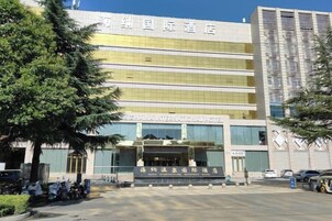 Un edificio moderno con una entrada amplia y un cartel que indica que es un hotel.