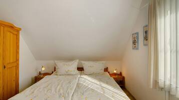 2 bedrooms, iron/ironing board, free WiFi, bed sheets