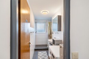 Dusche, Haartrockner, Handtücher