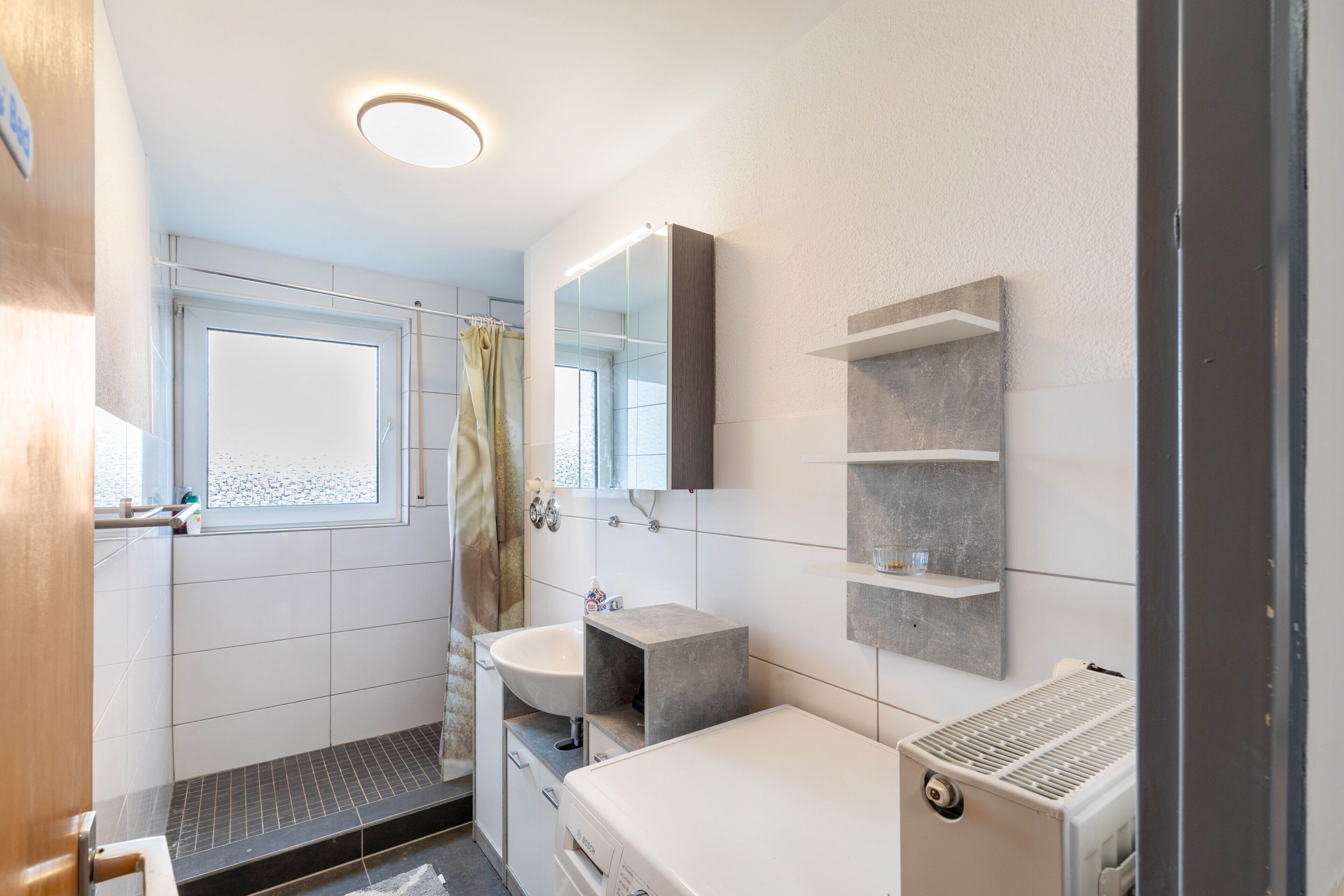 Een douche, een haardroger, handdoeken