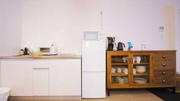 Fridge, microwave, stovetop, cookware/dishes/utensils
