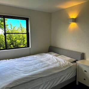 2 bedrooms, desk, free WiFi, bed sheets