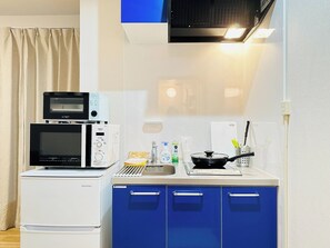 Fridge, microwave, cookware/dishes/utensils - Superior Double Room / Osaka Ōsaka (Osaka)