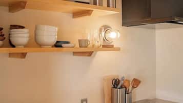 Refrigerador, microondas, parrilla de estufa y utensilios de cocina