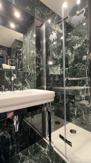 Haartrockner, Handtücher, Seife, Shampoo