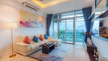 Apartemen Superior, 3 kamar tidur, dapur, pemandangan kota | Area keluarga | Televisi layar datar 35-inci dengan saluran TV digital