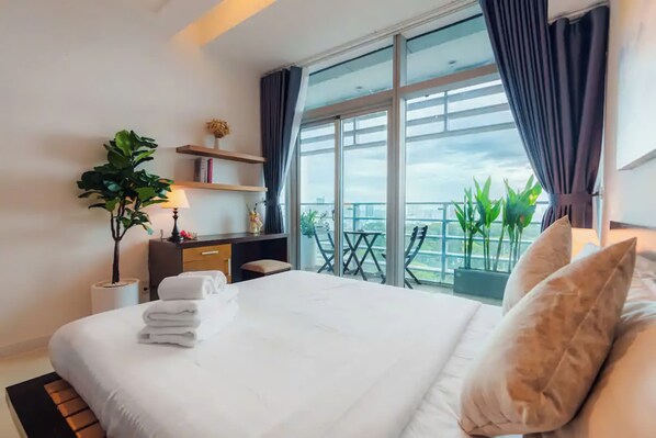 Superior Apartment, 3 Bedrooms, Kitchen, City View | 2 bedrooms, individually decorated, desk, laptop workspace