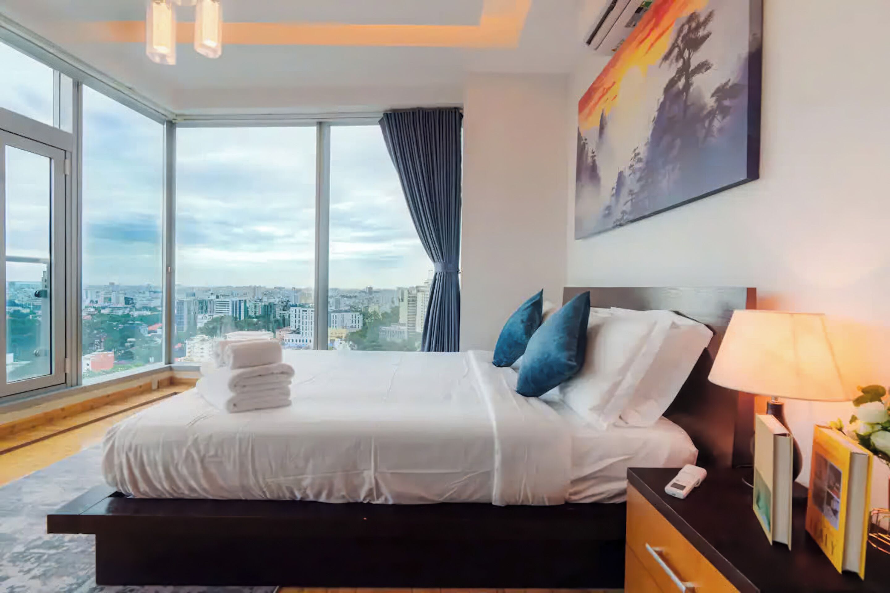Superior Apartment, 3 Bedrooms, Kitchen, City View | Dihias secara berasingan, meja, ruang kerja komputer riba, kalis bunyi 