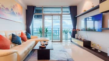 Departamento superior, 3 habitaciones, cocina, vista a la ciudad | Área de sala de estar | Televisión de pantalla plana de 35 pulgadas con canales digitales