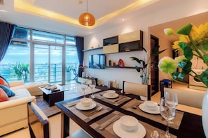 高級公寓, 3 間臥室, 廚房, 城市景觀 | 房內用餐區