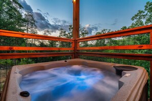Outdoor spa tub - Dreamer's Oasis: 3 King Suites, Hot Tub, Game Room, Firepit & Smoky Mountain Vew (Sevierville)