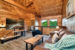 Smart TV, fireplace - Hot Tub + Mountain Views • Sleeps 12 • Near Dollywood (Sevierville)