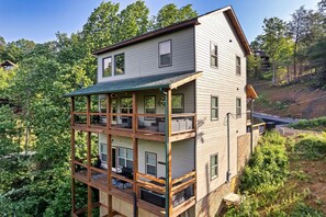 Exterior - Dreamer's Oasis: 3 King Suites, Hot Tub, Game Room, Firepit & Smoky Mountain Vew (Sevierville)