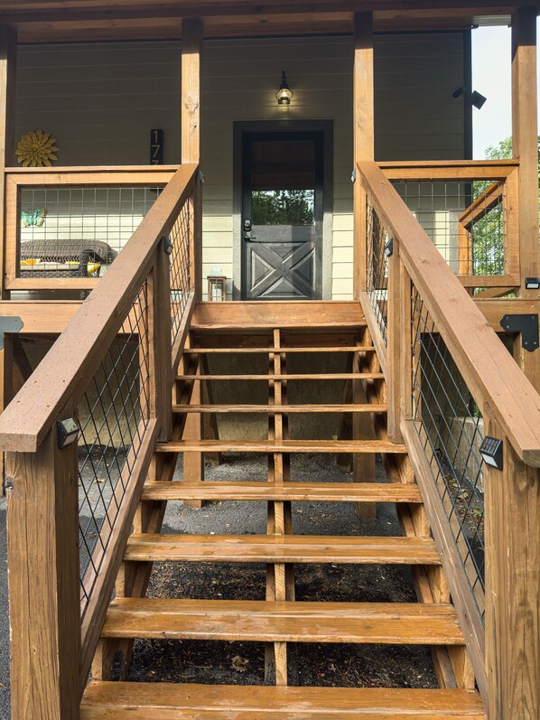 Exterior detail - Dreamer's Oasis: 3 King Suites, Hot Tub, Game Room, Firepit & Smoky Mountain Vew (Sevierville)