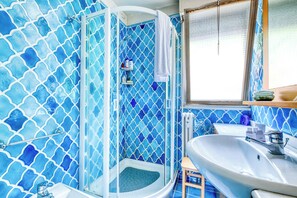 تجهيزات دش، مجففات شعر، مراحيض شطف، مناشف