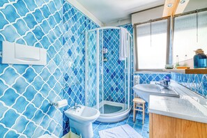 Dusche, Haartrockner, Bidet, Handtücher