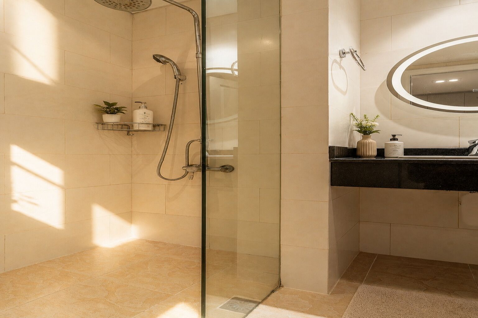 Une salle de bain moderne avec une douche à parois de verre, un plan de toilette noir avec un lavabo et un miroir.