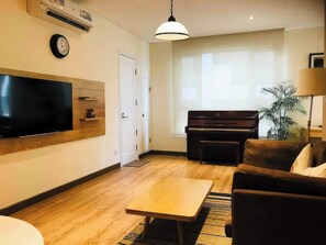 Appartement Supérieur, 2 chambres, cuisine, vue ville | Coin séjour | Télévision à écran plat de 35 pouces avec chaînes numériques