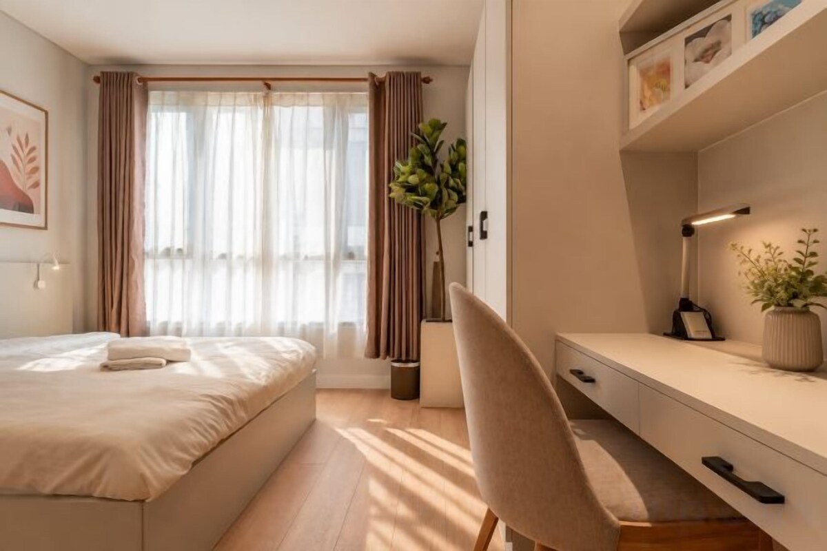 Minibar (con algunos artículos gratuitos) y escritorio