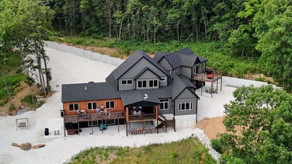 A large, multi-story house with a covered patio area and a deck. - The Oslo + The Little Oslo Apt - 6 Kings + View + Hot Tub - Sleeps 27 (Jasper)