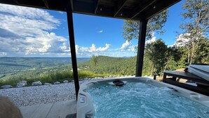 Un bain à remous avec vue sur un paysage montagneux.