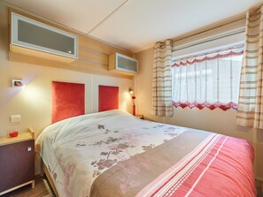 2 bedrooms, desk, internet