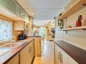 Refrigerador, microondas, horno y utensilios de cocina 