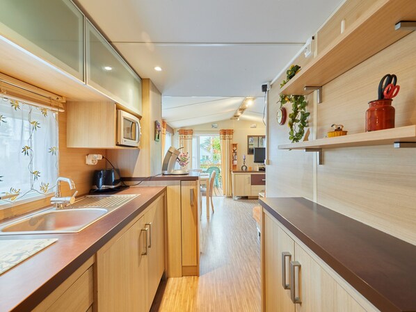 Fridge, microwave, oven, cookware/dishes/utensils