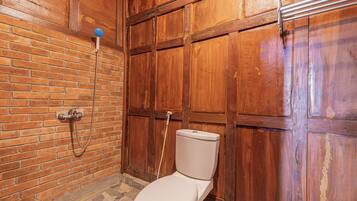 家庭單棟小屋, 2 間臥室, 海景, 向海 | 浴室 | 淋浴設備、雨淋花灑、免費梳洗用品、坐浴桶