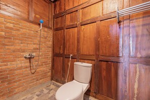 Bungalow familiar, 2 habitaciones, vista al mar, frente al mar | Baño | Regadera, regadera tipo lluvia, amenidades de baño gratuitas, bidet 