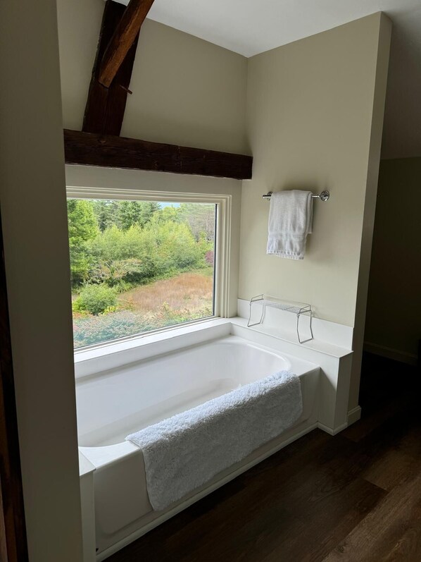 Hårtork, handdukar, tvål och schampo