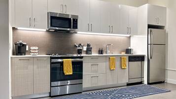 Refrigerador, microondas, horno y parrilla de estufa