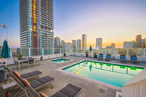 DTLA 2BR Loft w/ Hot Tub & Rooftop Pool
