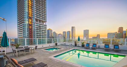 DTLA 2BR Loft w/ Hot Tub & Rooftop Pool
